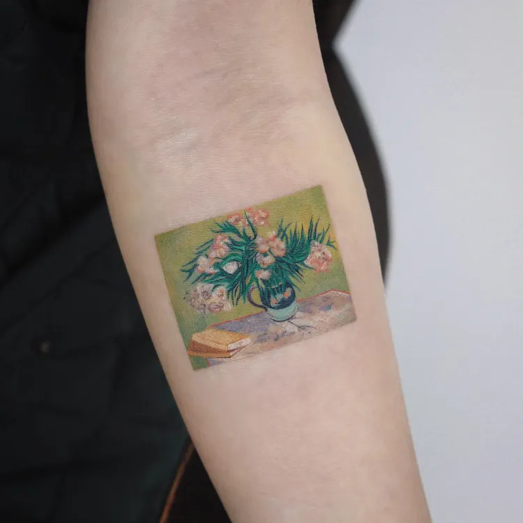 tatouage microréaliste tableau vase avec les lauriers roses et les livres van gogh