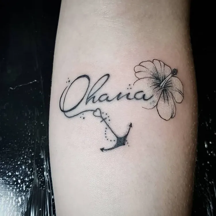 tatouage pour symboliser la famille mot hawaïen ohana avec fleur et ancre