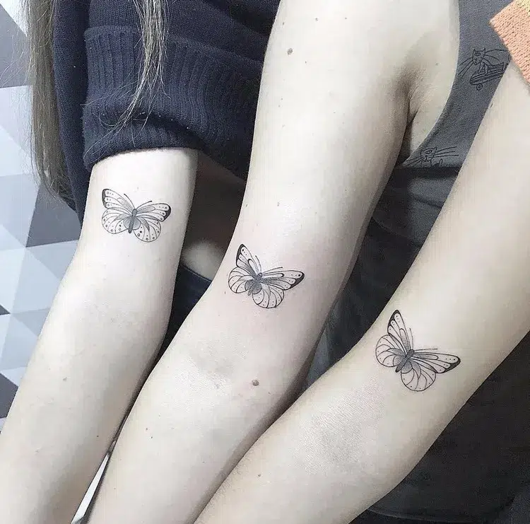 tatouage représentant la famille pour soeurs papillons sur l'avant bras