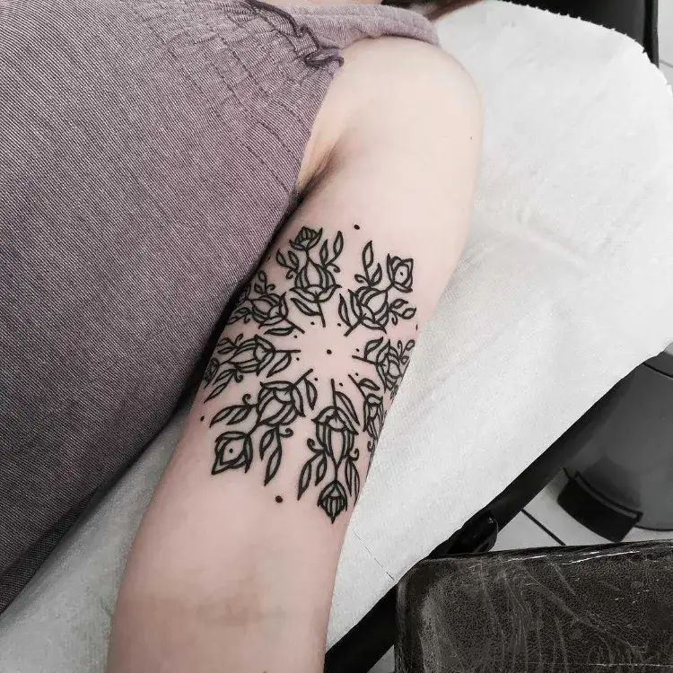 tatouage rosace de fleurs de laurier rose nerium oleander femme 2023 bras