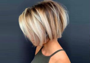 balayage pour carré été 2023 blond cendre cuivré glacé effet soleil frange rideau tendance