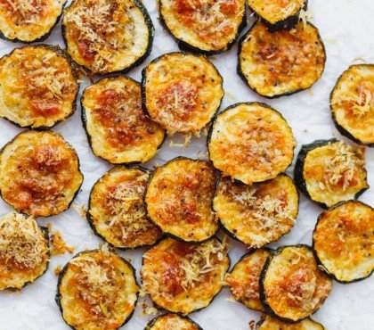 chips de courgettes au four avec du parmesan croustillant l'apéritif estival par excellence