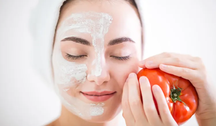 Mascarilla de tomate para eliminar el exceso de piel Cómo hacer una mascarilla de belleza con tomates Recetas Anti-acné rojeces Cuidados faciales a domicilio mujer mayor