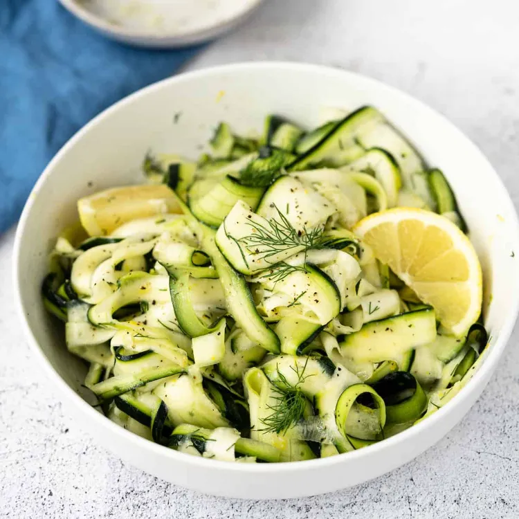 préparation ingrédients salade de courgettes au citron vert rapide facile recette mozzarella basilic sel famille cuisine idées