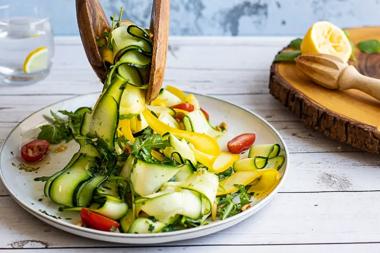 recette de la salade de courgettes au citron vert salade de courgettes recettes rapides faciles rafraichissantes rapees crues froides été meilleures idées