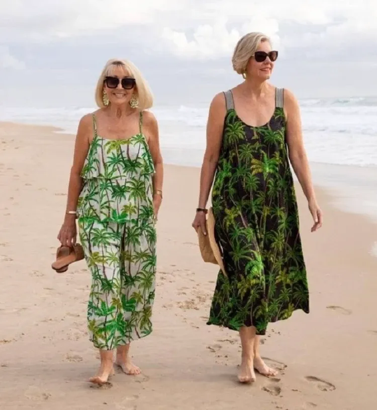 robe de plage 60 ans avec éléments estivaux été mer portefeuille rayée manches ventre anti age tendance