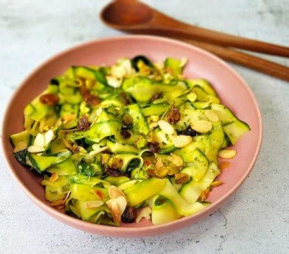 salade de courgettes orientale recette 10 minutes famille coriandre citron sel été 2023