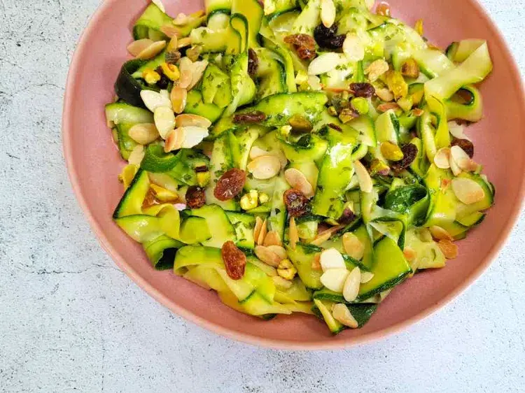 salade de courgettes orientale recette 10 minutes famille coriandre citron sel été 2023 huile d'olive