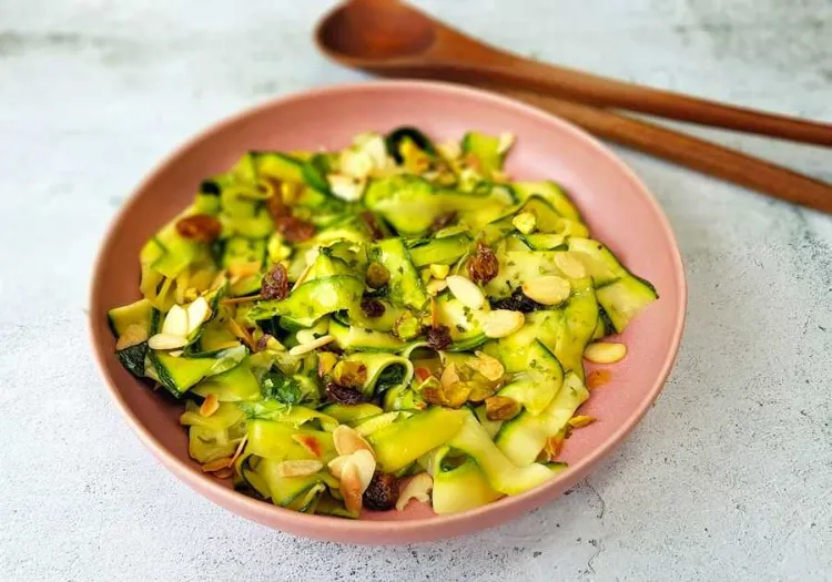 salade de courgettes orientale recette 10 minutes famille coriandre citron sel été 2023