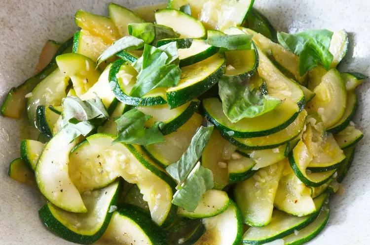 salade de courgettes orientale recette 10 minutes famille coriandre citron vert sel été 2023
