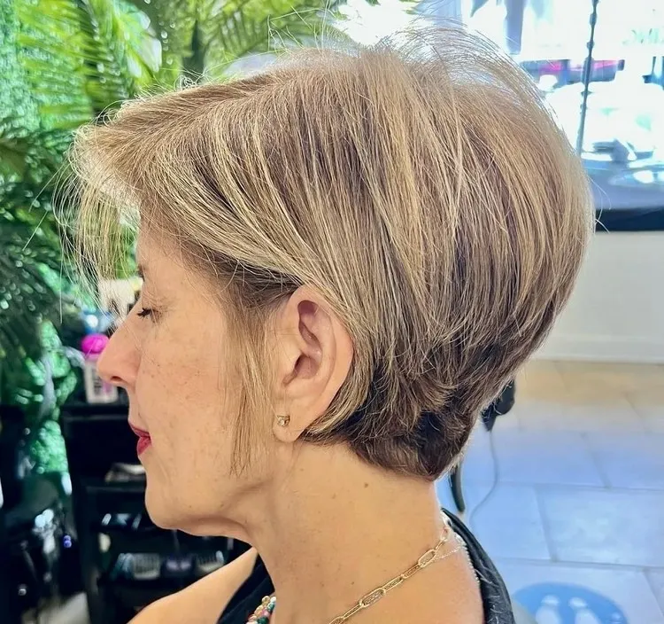 balayage blond pour femme de 60 ans coupe pixie cut tendance cheveux texturisés