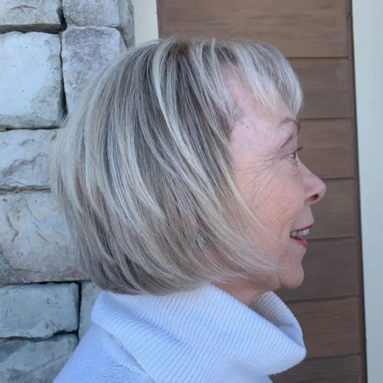 balayage gris sur cheveux blonds femme 60 ans