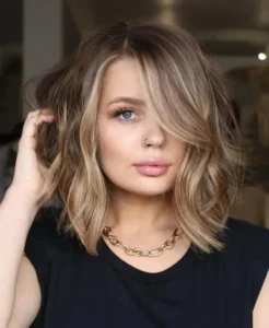 carré plongeant avec frange sur le côté balayage blond coloration money piece