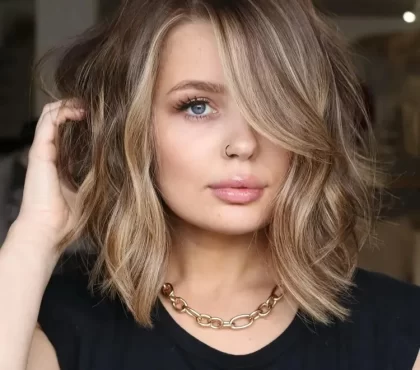 carré plongeant avec frange sur le côté balayage blond coloration money piece