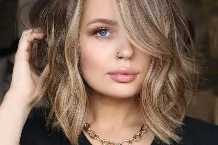 carré plongeant avec frange sur le côté balayage blond coloration money piece