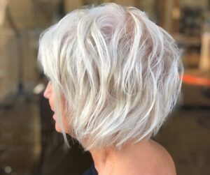 carré plongeant dégradé bouclé pour femme 60 ans cheveux blancs