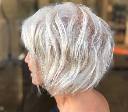 carré plongeant dégradé bouclé pour femme 60 ans cheveux blancs