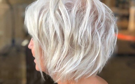 carré plongeant dégradé bouclé pour femme 60 ans cheveux blancs