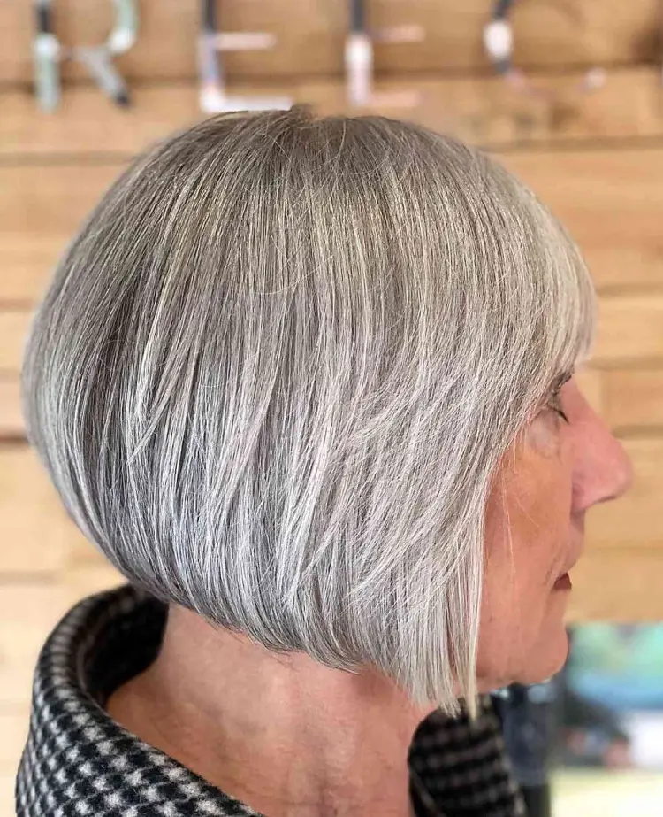 coloration femme 60 ans cheveux blancs balayage mèches