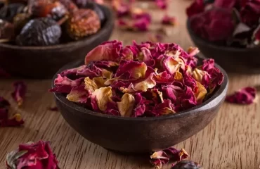 comment faire pot pourri avec pétales de roses idée pour faire un pot pourri maison pétales de fleurs fanées