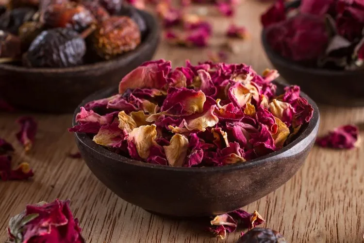 comment faire pot pourri avec pétales de roses idée pour faire un pot pourri maison pétales de fleurs fanées