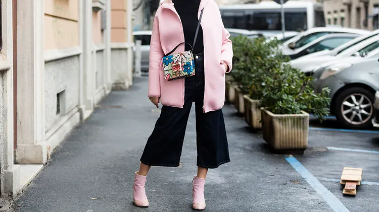 comment porter une jupe culotte noire 50 ans manteau bottines roses