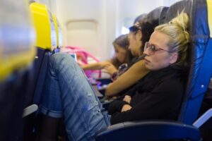 comment s'habiller pour voyager dans un avion exit vêtements trop serrés dormir confortablement