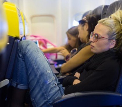 comment s'habiller pour voyager dans un avion exit vêtements trop serrés dormir confortablement