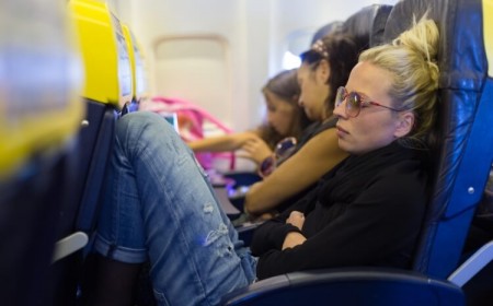 comment s'habiller pour voyager dans un avion exit vêtements trop serrés dormir confortablement