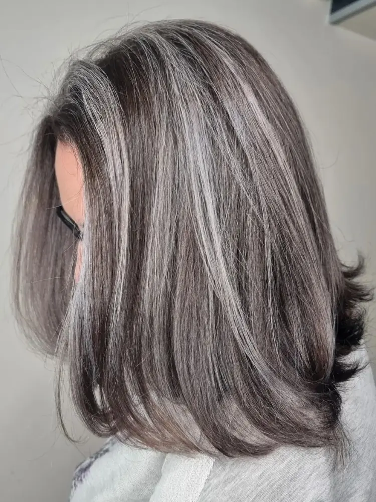 couleur de cheveux pour une femme de 60 ans mèches tendance