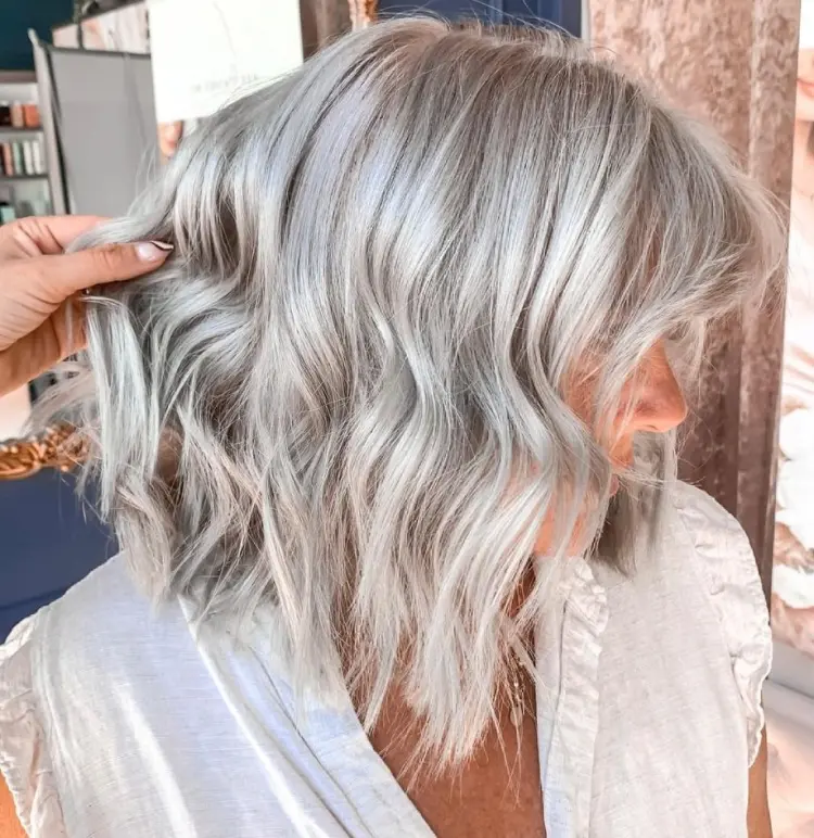 coupe carré femme 60 ans cheveux gris balayage