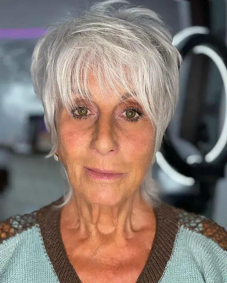 coupe courte rajeunnisante femme 70 ans cheveux fins blancs shixie cut tendance shaggy pixie haircut