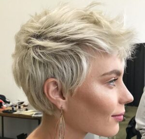 coupe pixie 2023 cheveux fins longs dessus ondulés stylisés vers avant