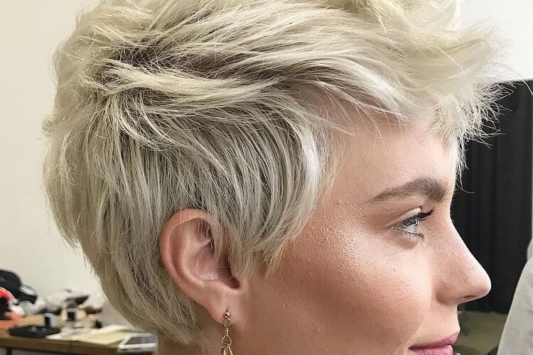 coupe pixie 2023 cheveux fins longs dessus ondulés stylisés vers avant