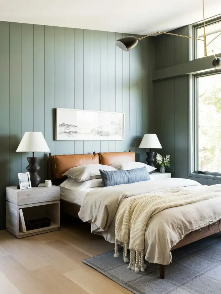 déco chambre tendance en vert sauge beige tête de lit en cuir
