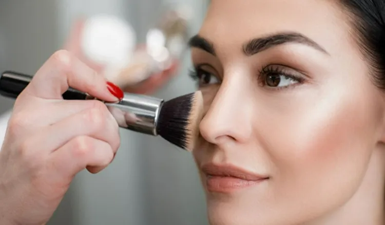 erreurs de maquillage qui vieillissent utiliser fond de teint correct liquide hydratant