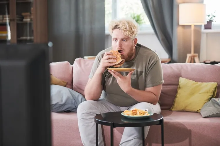 idée petit déjeuner minceur mauvaises habitudes qui empêchent la perte de poids manger devant la télé