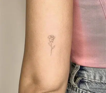 idée petit tatouage pour femme rose minuscule sur l'avant bras
