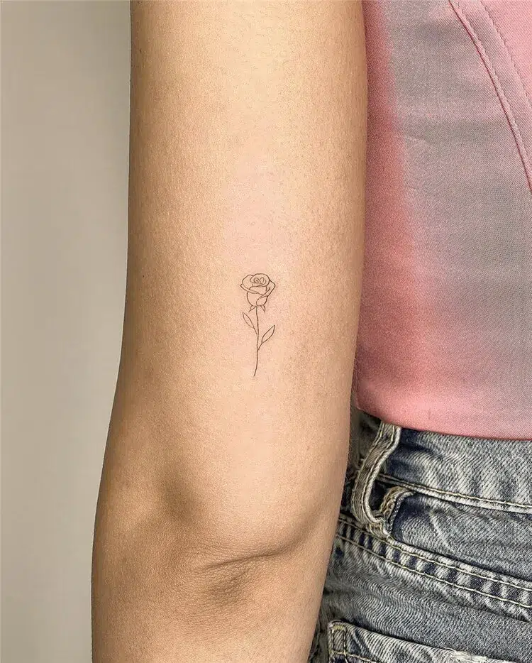 idée petit tatouage pour femme rose minuscule sur l'avant bras