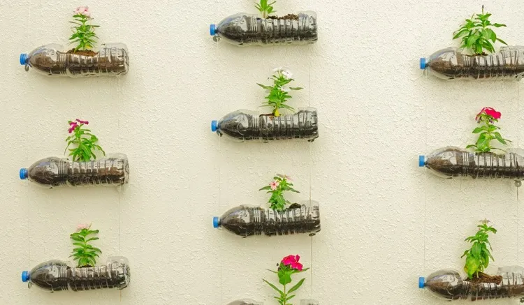 jardinières suspendues en bouteilles plastique récyclées idée déco écolo jardin matériaux récup tendance upcycling
