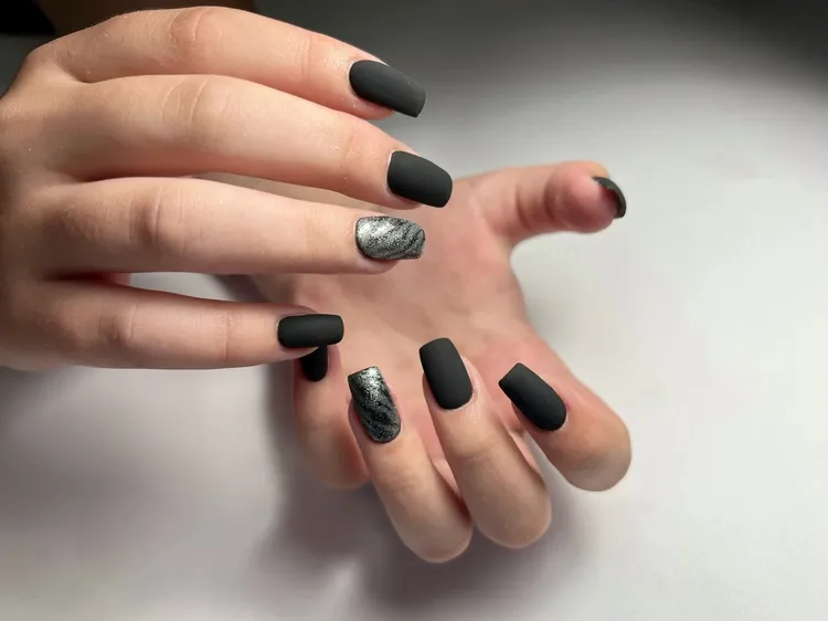 manucure multicolore été nail art noir en total look