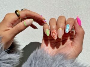 manucure tendance ete 2023 femme ongles dépareillés mix match mismatched nails dopamine nails
