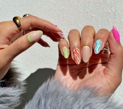 manucure tendance ete 2023 femme ongles dépareillés mix match mismatched nails dopamine nails