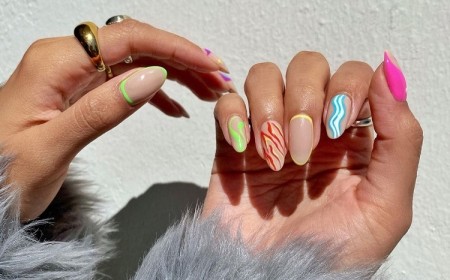 manucure tendance ete 2023 femme ongles dépareillés mix match mismatched nails dopamine nails
