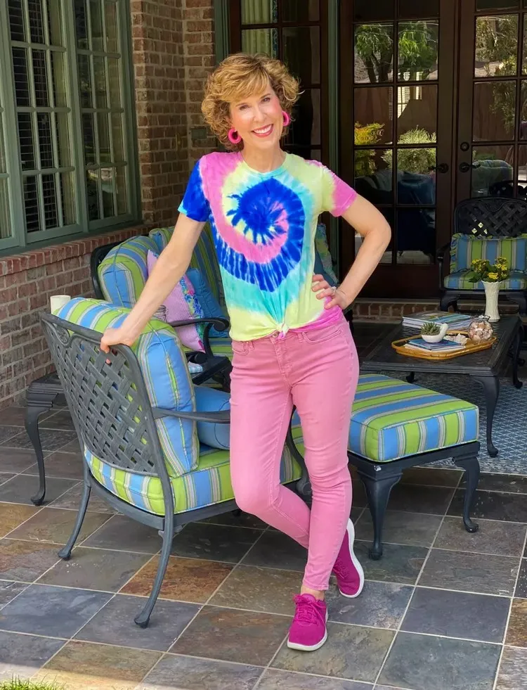 mode femme 50 ans 2023 idée outfit sportif pantalon rose cendré t shirt tie and dye