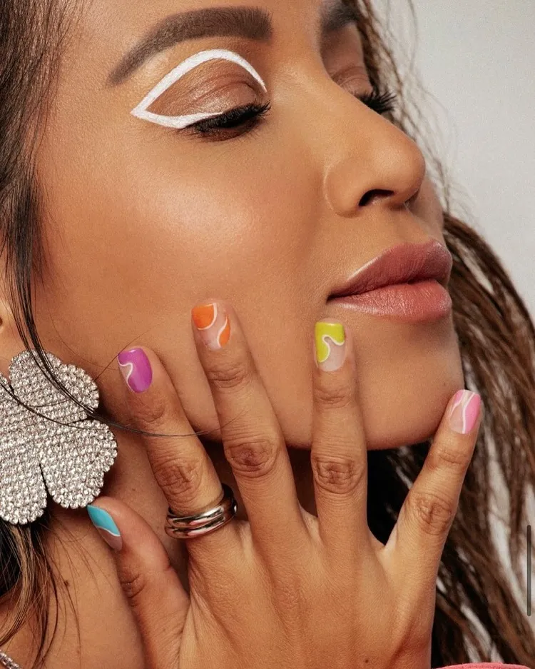 nail art tendance été 2023 mix&match nails manucure multicolore dépareillée femme