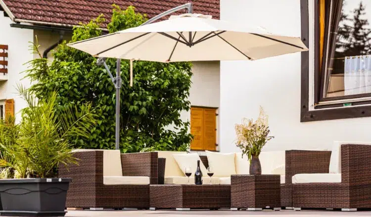 ombre sur une terrasse avec un parasol 2023
