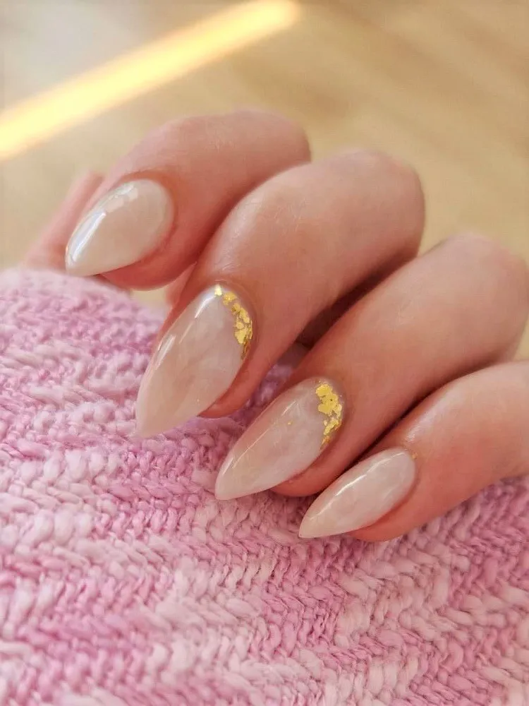 ongles milky nails avec des feuilles dorées manucure marbre