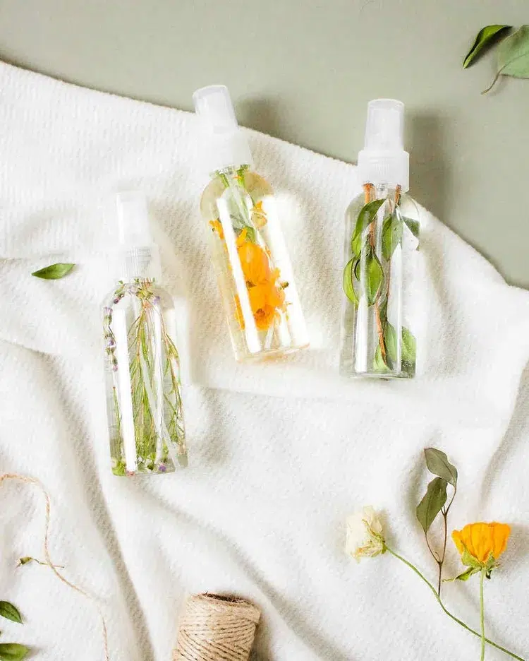 parfum d'ambiance naturel maison recycler les pétales de fleurs fanées parfum d'intérieur maison