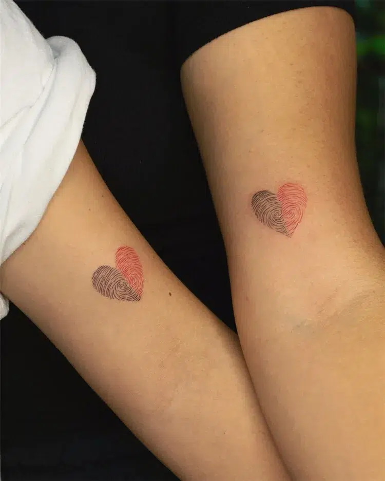 petit tatouage discret pour couple des coeurs sur l'avant bras